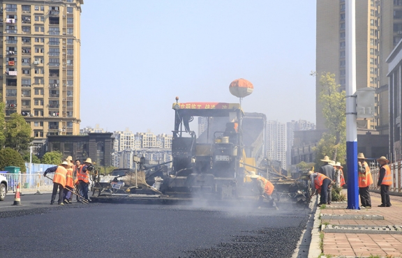 2020年3月20日上午，宜春市高士北路路面改造工程快速推進(jìn)，施工現(xiàn)場一片繁忙景象
